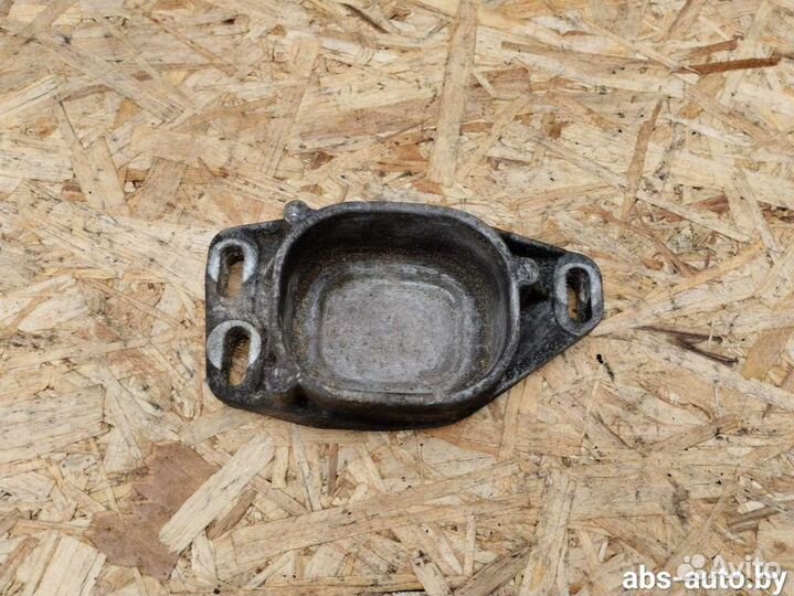 Кронштейн двигателя Volkswagen Passat B5