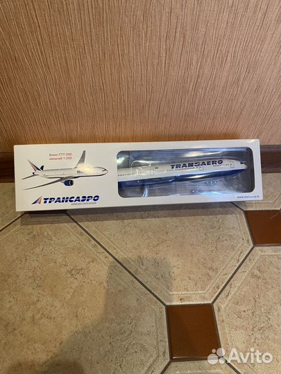Модель самолета Трансаэро Боинг 777-300 1:200
