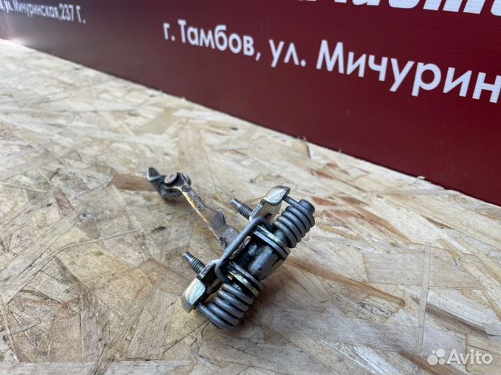 Ограничитель двери Renault Duster