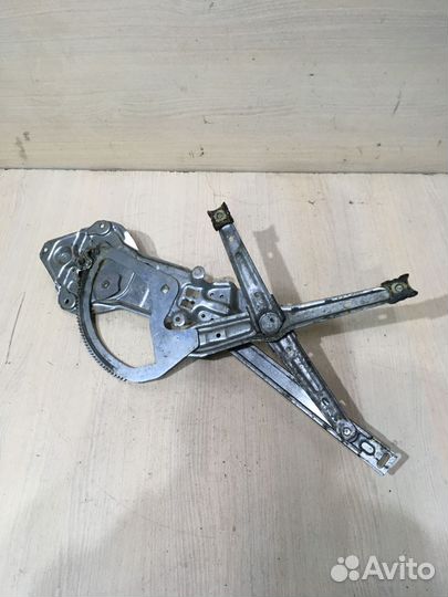 Стеклоподъемник передний механический Bmw E34