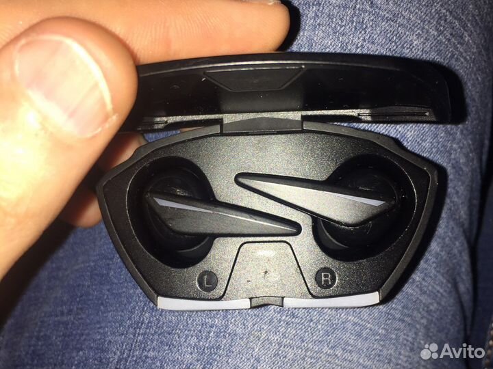 Беспроводные bluetooth наушники повреждённые