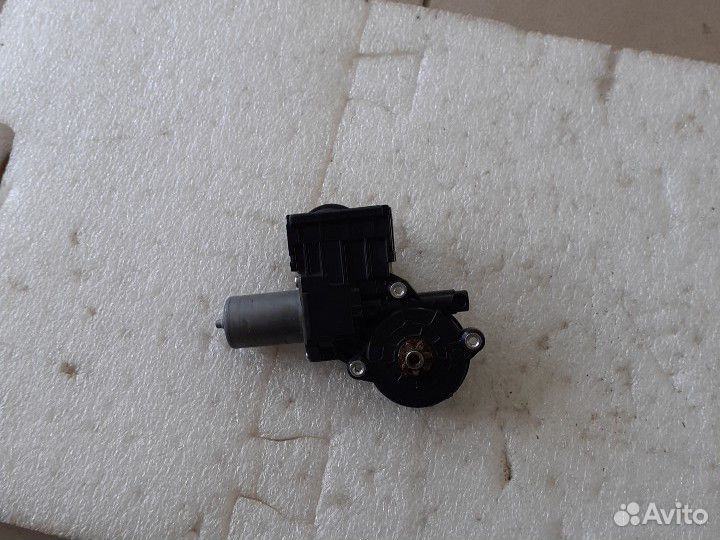 Маторчик стеклоподъемника правый Toyota Camry V70