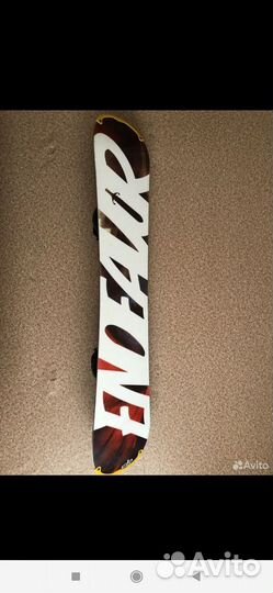 Сноуборд с креплениями для ботинок