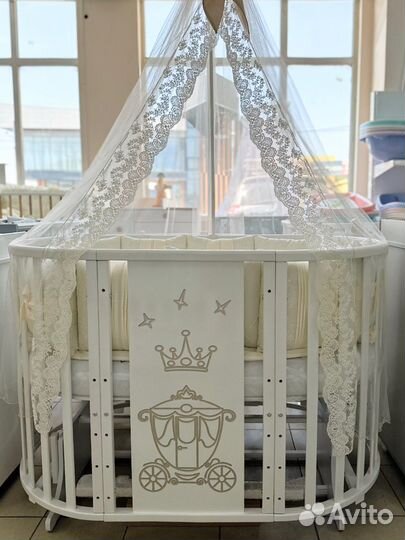 Детская кроватка с маятником и матрасами