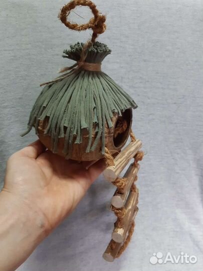 Домик из кокоса с лестницей