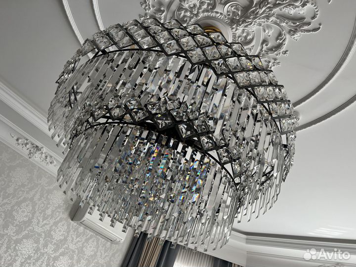Продам люстру