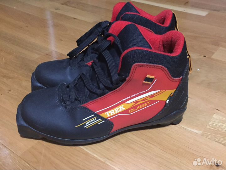 Лыжные ботинки и лыжи