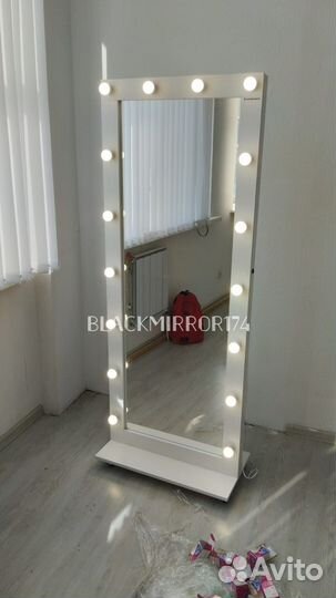 Ростовое зеркало для прихожей с колесиками