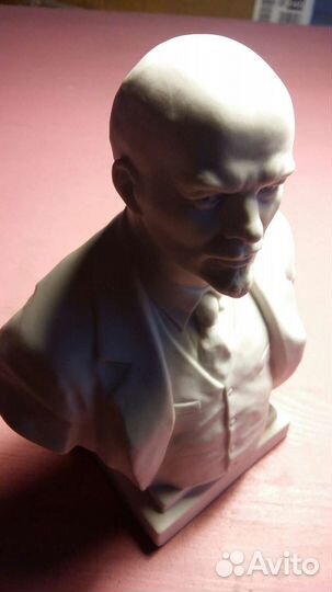 Бюст В.И.Ленина