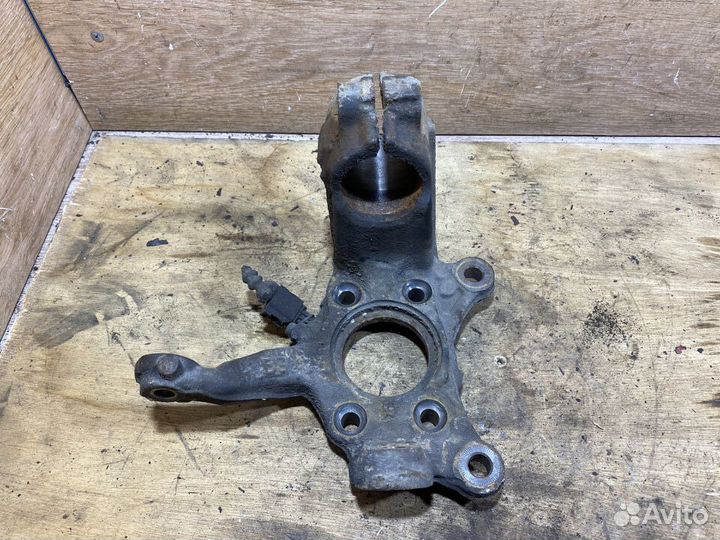 Поворотный кулак левый Volkswagen Jetta 5 X118