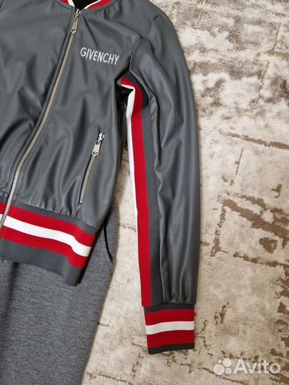 Спортивный костюм женский