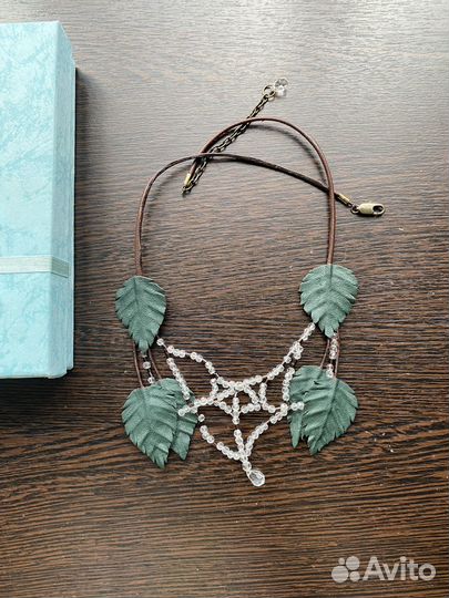 Ожерелье из бисера и кожи