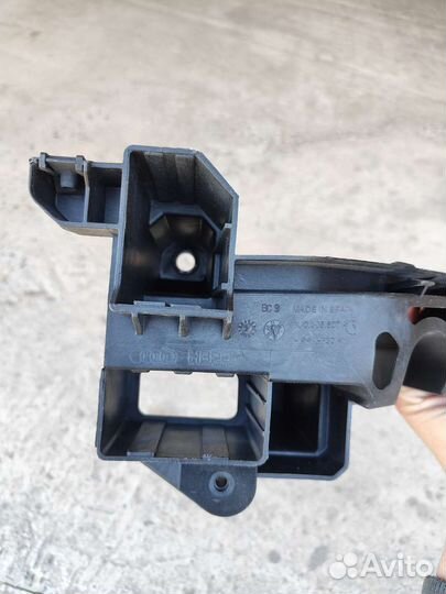 Кронштейн фары новый оригинал 8U0805607A Audi Q3