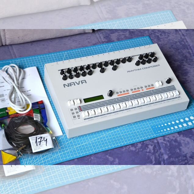 Roland TR-909 (Replica) драм-машина Nava 909