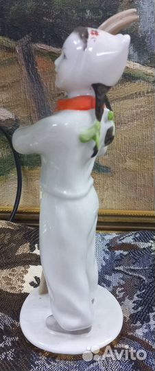 Фарфоровые статуэтка Лыжница лфз