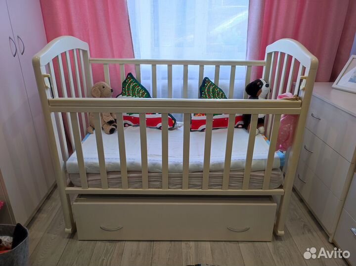 Детская кроватка с маятником и ящиком