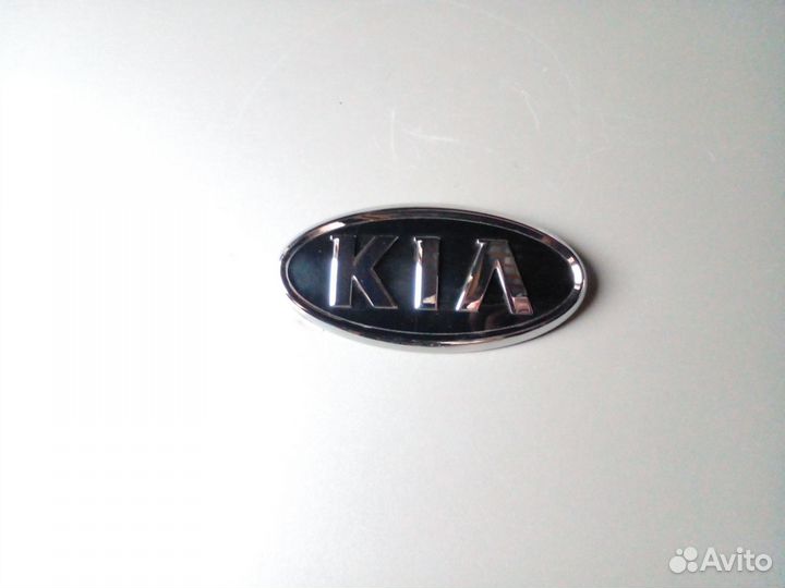 Эмблема решетки радиатора Kia Sorento XM новая
