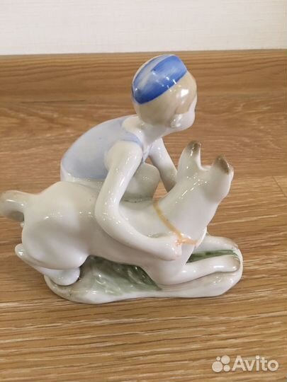 Статуэтка фарфор «Мальчик с собакой« СССР лфз