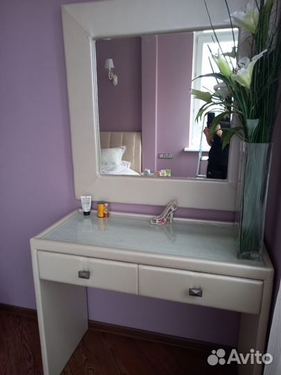 Туалетный столик с зеркалом и тумбы
