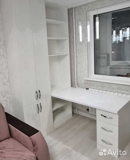 Детская рабочая зона у окна