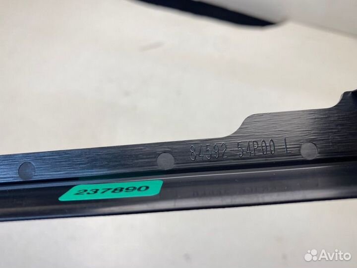 Накладка стекла задняя левая Suzuki Vitara 3