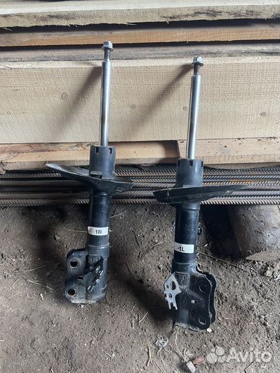 Передние стойки(аммортизаторы) camry v70-75