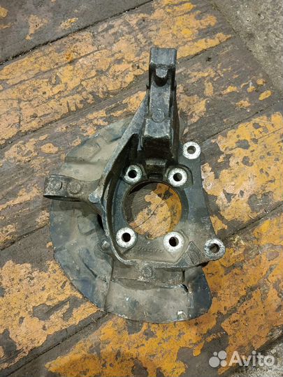 Кулак передний левый Volvo s60,s80,xc70,v70 2001+