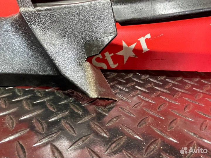 Накладка стойки правой