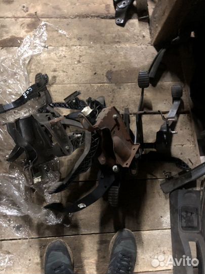 Педальный узел на рено логан