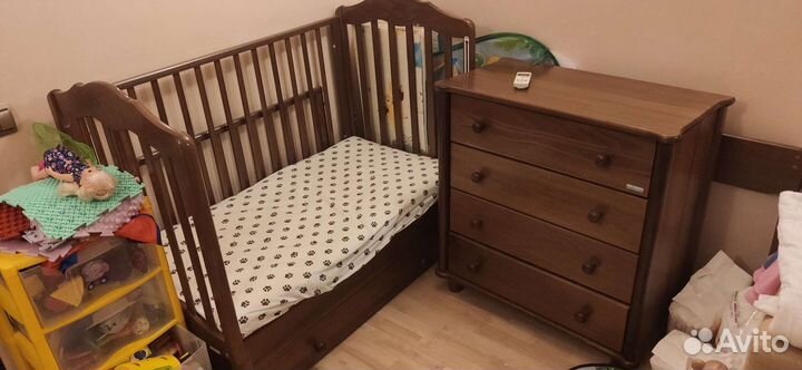 Детская кроватка с универсальным маятником