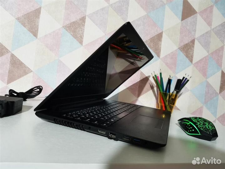 С 8 гигами игровой ультрабук Lenovo с 4 ядрами