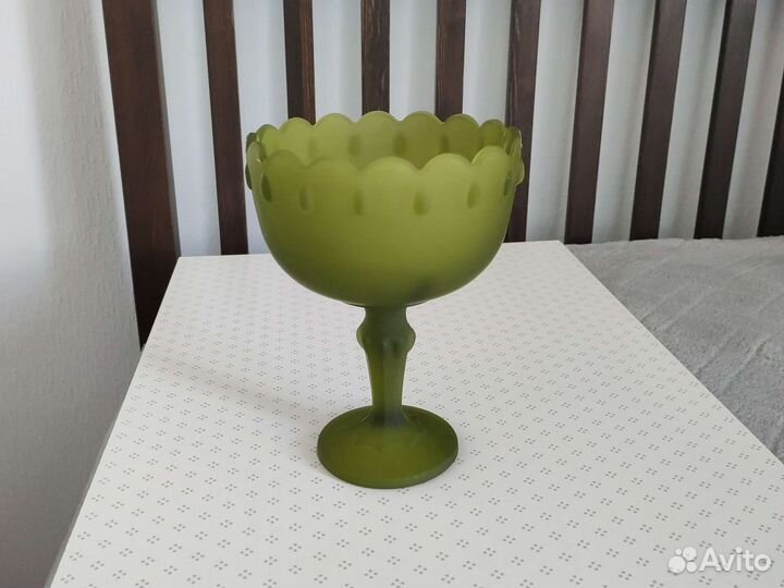Конфетница на ножке винтаж зелёное матовое стекло