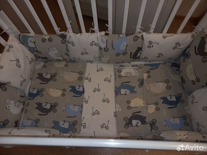 Кроватка детская с маятником