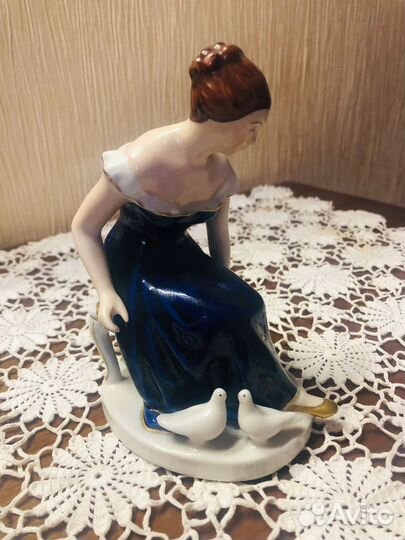 Статуэтка фарфор девушка с цыплятами(золушка)