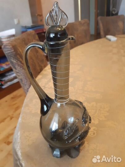 Кувшин декоративный из серого стекла