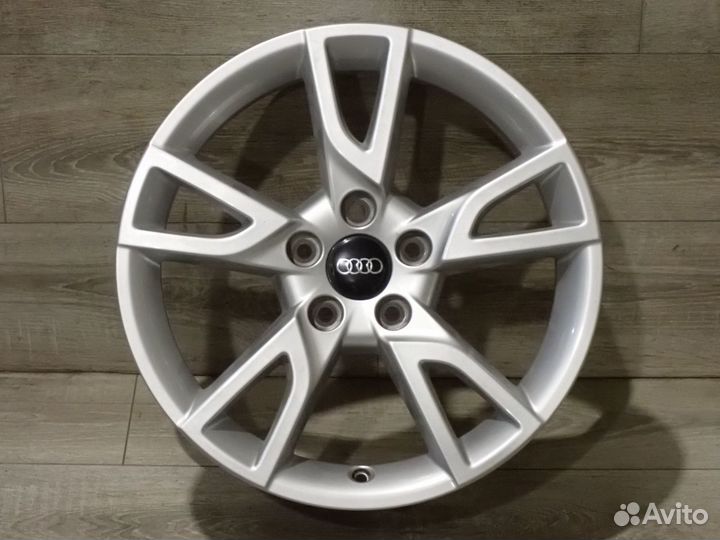 Комплект оригинальных R17 дисков Audi Q3 2к