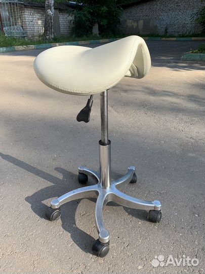 Стул седло для мастера и тележка парикмахерская
