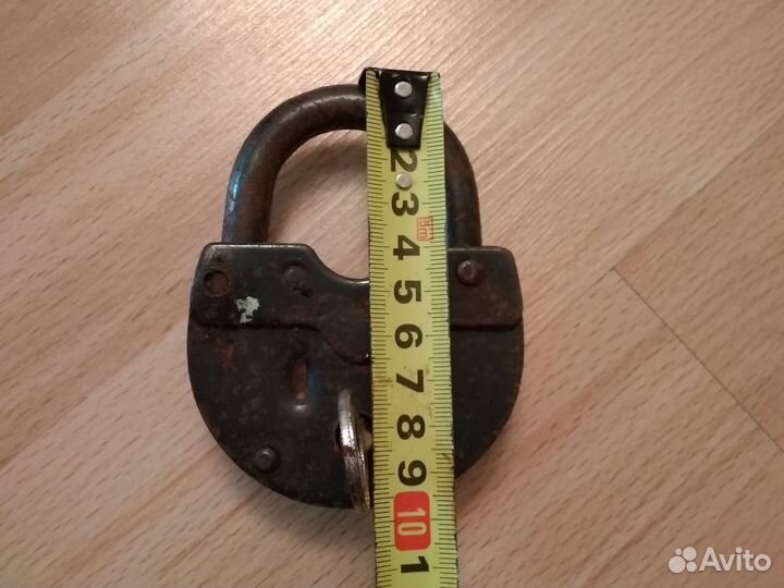 Навесной замок старинный