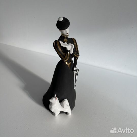 Статуэтка фарфор Дама с собачкой, в чёрном
