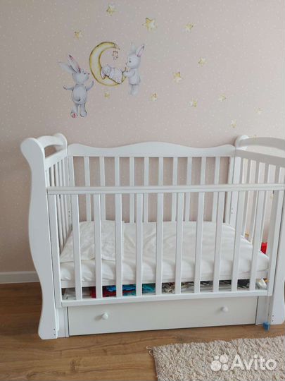 Детская кроватка с универсальным маятником