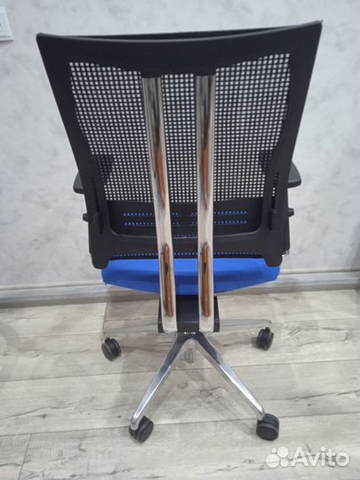 Офисное кресло