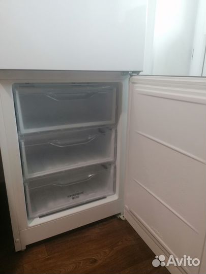 Холодильник Indesit DF5200W