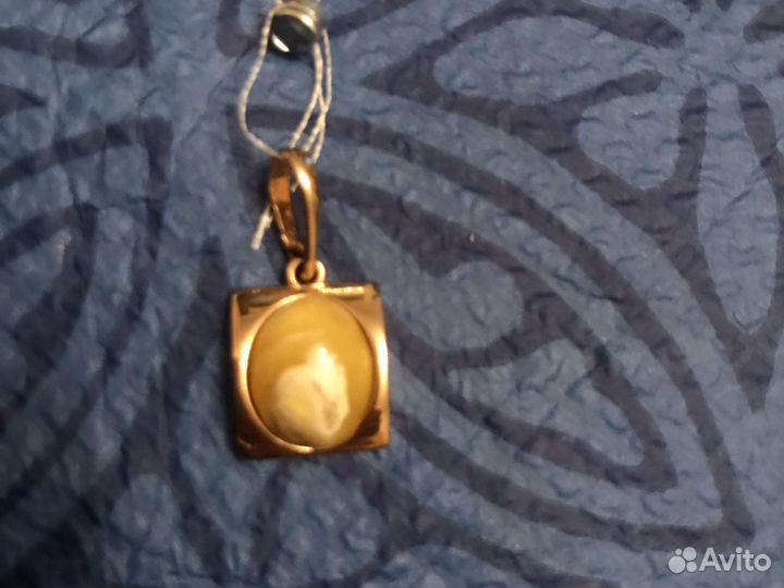 Золотой кулон с янтарем