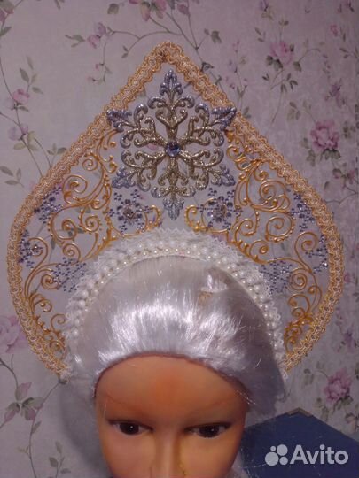 Головной убор для снегурочки золотистого цвета