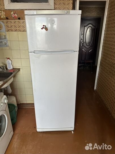 Холодильник indesit st167.028