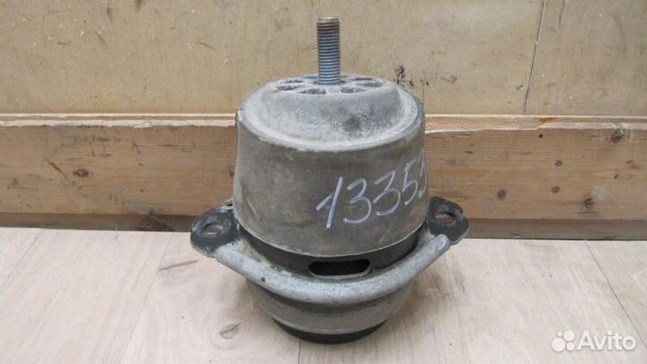 Опора двигателя правая Volkswagen Touareg 2002-201