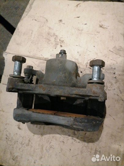 Суппорт тормозной передний левый Nissan Teana