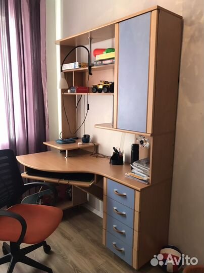 Компьютерный стол и кресло