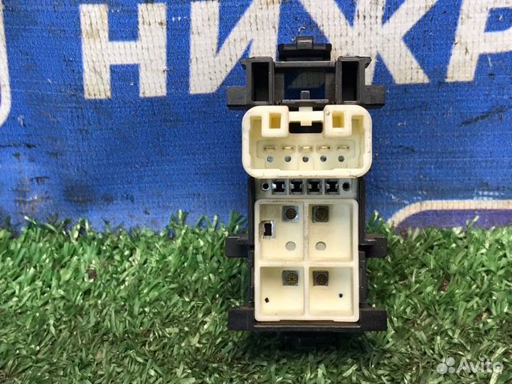 Кнопка стеклоподъемника передняя правая Toyota