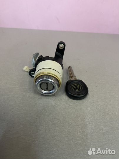 Личинка багажника Audi 80 B3 893827539